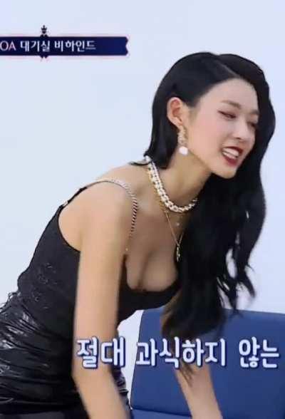 Seolhyun hot cleavage