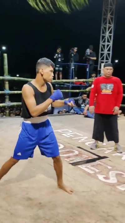 Boxer vs Muay Thai fighter.