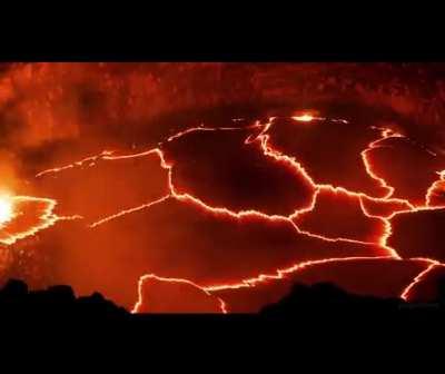 🔥 Lava flowing at the Kilauea volcano, Hawaii