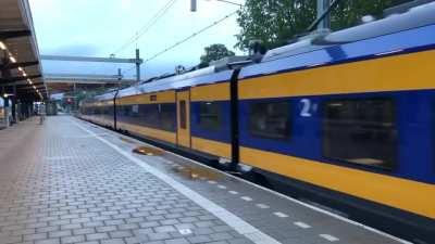 Nieuwe Intercity (ICNG) vertrekt van station Assen