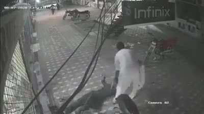 Look at how this man saved the guy from electrocution! Orangi Town, Karachi