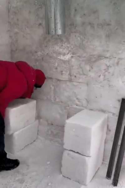 Building an house from snow bricks