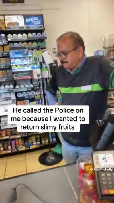 Convenience store attendant calls police on women for trying to return rotten fruit 