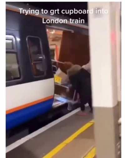 Man holds up London tube…