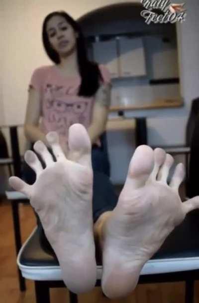 Video request, Latina with long toes