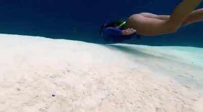 Free diver goes into saltwater blue hole