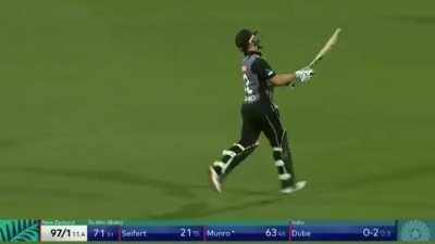 Virat Kohli(India) runs out Colin Munro(NZ) via this amazing relay throw