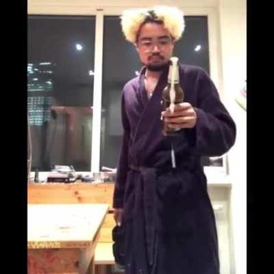 Guy opens Beer Bottles Like a Pro