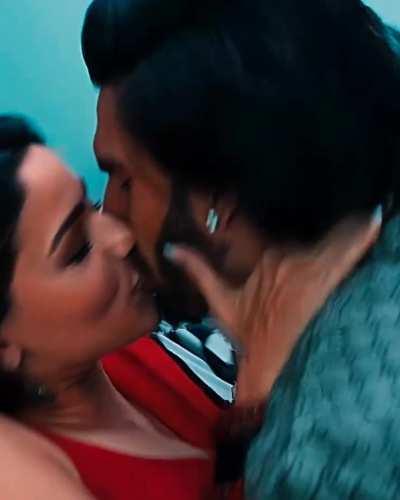 Alia bhatt kiss