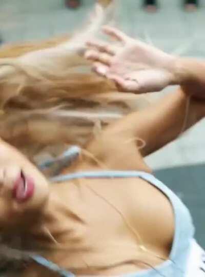 Hyolyn no bra