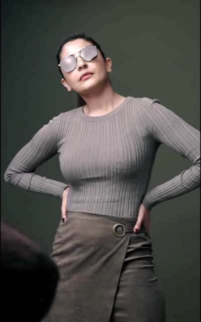 Anushka Sharma b00bs