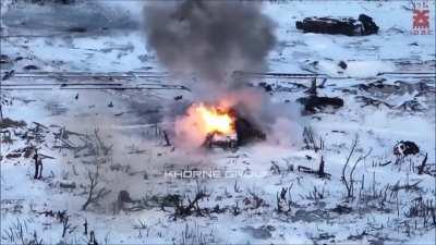 Ukrainian kamikaze drone destroys an abandoned Russian T-72 in Stepove by Avdiivka. January 2024