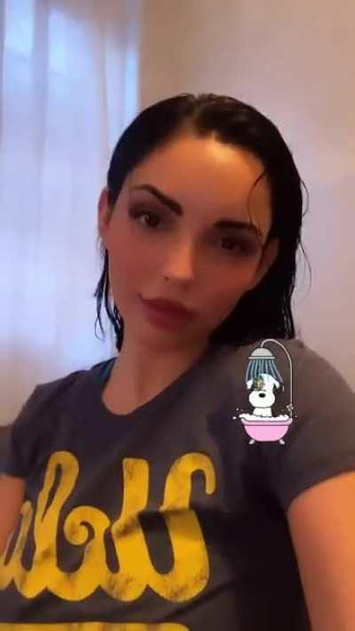 Wet hair Tara