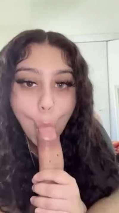 Two coloured eye thot sucks dick