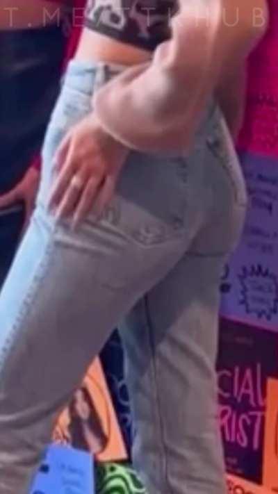 Charli's tight ass in jeans🫠