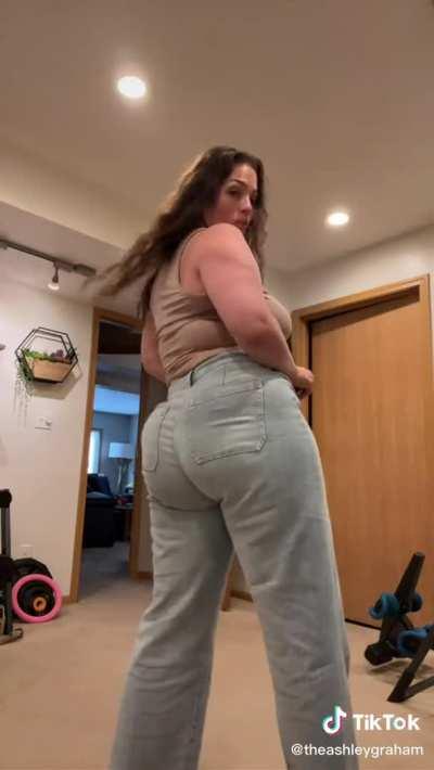 Thick ass dancing in jeans