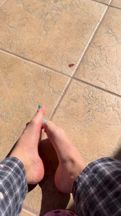 my feet in the sunlight ☀️