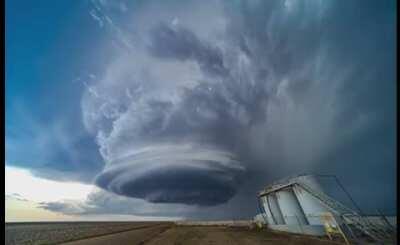 🔥 This time lapse of a rotating thunderstorm 🔥