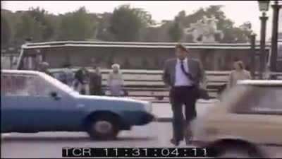 In 1984, a German correspondent in Paris explains how to cross Place de la Concorde. “Walk in a steady pace and never look at the drivers, then they’ll think you need to stop for them.”