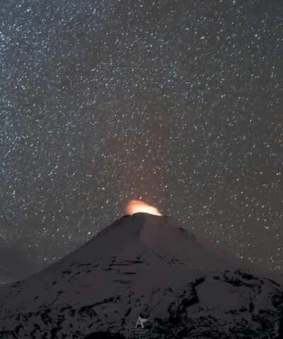 🔥 Unusual timelapse of a passing night and an active volcano.