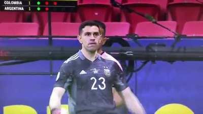 [Argentina-Colombia] Martinez celebration after a penalty save.