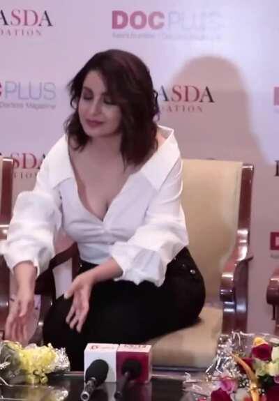 Tisca Chopra & her perfect milky cleavage