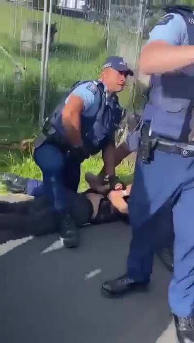 Pro Palestine protester gets spear tackled by a police officer in New Zealand