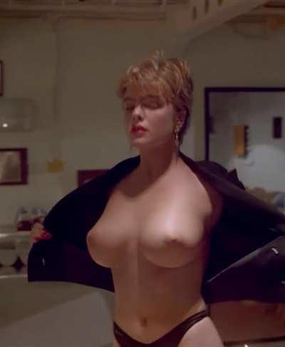 Erika Eleniak, 1992