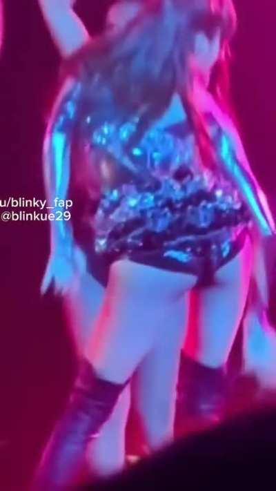 Lisa's butt drop 🍑