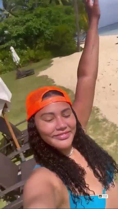 Fuck she’s so bad😩, I want mommy Ayesha to peg me