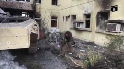 Iraqi army armored units ambushed by ISIS in Mosul