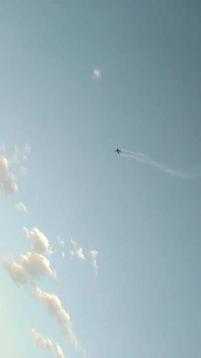 F-16 doing barrel roll and throwing countermeasures