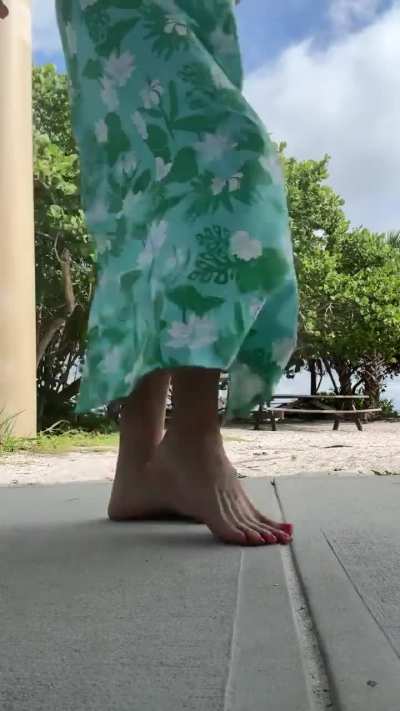 Feet show on the beach for my photoshoot today! 👣🦶🏻☀️⛱️😘😘