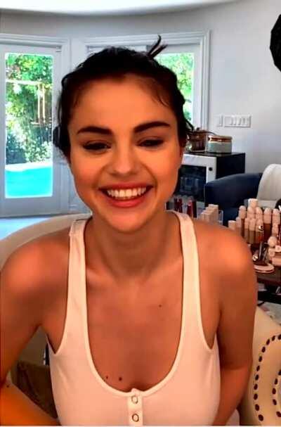 Selena Gomez braless (GFY)