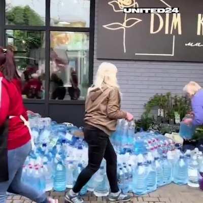 How Ukrainians gathered fresh water for Kherson after the Russians blew up the Kakhovka HPP Dam