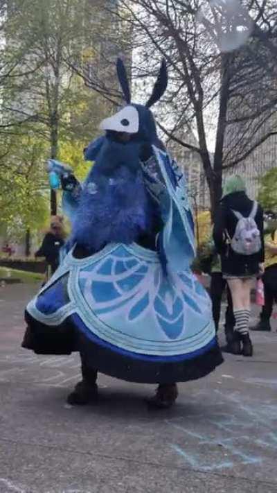 Cutting loose in my abyss mage cosplay on the final day of SakuraCon 2022 lolol