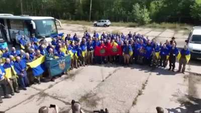 Footage of the 115 freed Ukrainian prisoners in today’s exchange. Belarus - August 2024