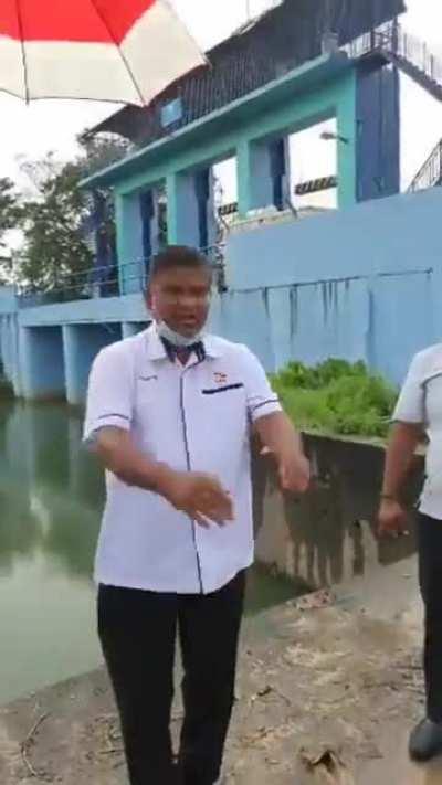 Video reminder that the damage from the flood could have been significantly reduced if government servants took their job seriously. Kota Kemuning ADUN Gana had screamed again and again for the pumps to be fixed back in October.