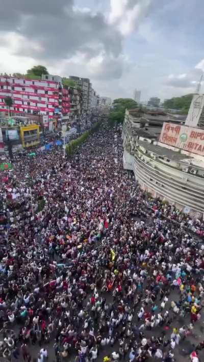 Pakistaniu kia cheez rok rahi hai ye AZAADI haasil karne sey?