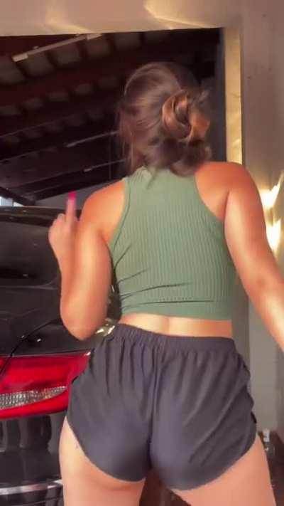 Tamiria Rodrigues rebolando o rabo guloso sem calcinha