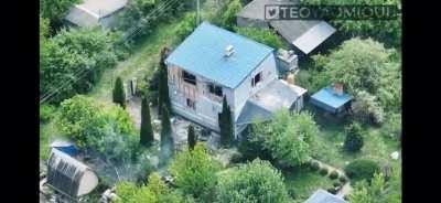 A group of Ukrainian soldiers surround a home occupied by russian troops. The Ukrainians assault the position, including with at least one FPV, and force the russian soldiers to surrender, taking them as POW's. Northern Kharkiv Region