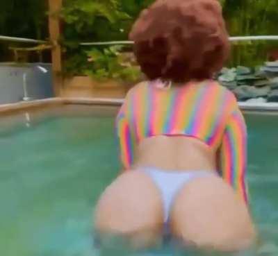 Ice Spice twerking in the pool