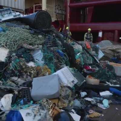 Footage of extraction in the Great Pacific Garbage Patch by “The Ocean Cleanup”