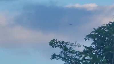 Footage of Anti-Junta forces firing at a Myanmar Air Force K-8 jet and damaging it. Later the pilots ejected and the plane crashed somewhere over Kayar State.