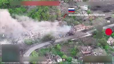 Tank firing its 125mm gun at close range at a small Russian ammunition warehouse in Ocheretine village, Donetsk region. 115th Mechanized Brigade. (19/May/2024)