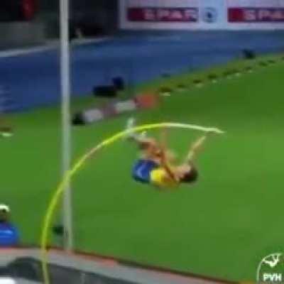 Armand Duplantis, 21 y.o pole vaulting champion. Damn that looks surreal.