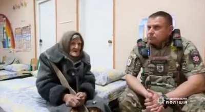 A 98-year-old woman left the occupied part of Ocheretino on foot. Lidia Stepanivna walked the entire front under fire, covering more than 10 km. Without food and water, she held on to two sticks and fell several times without strength. All for the sake of