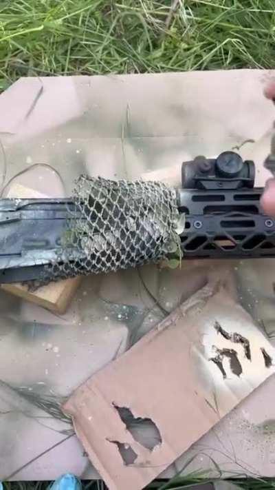 Preparing camouflage on Ukrainian soldiers' weapons