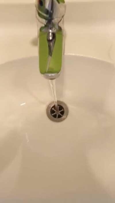 My tap's stream perfectly centres on the drain