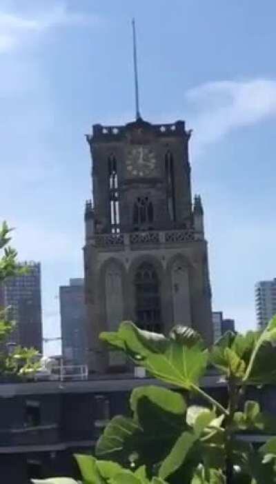 Hollanda’da kilise çanlarıyla Uzun İnce Bir Yoldayım çalındı.